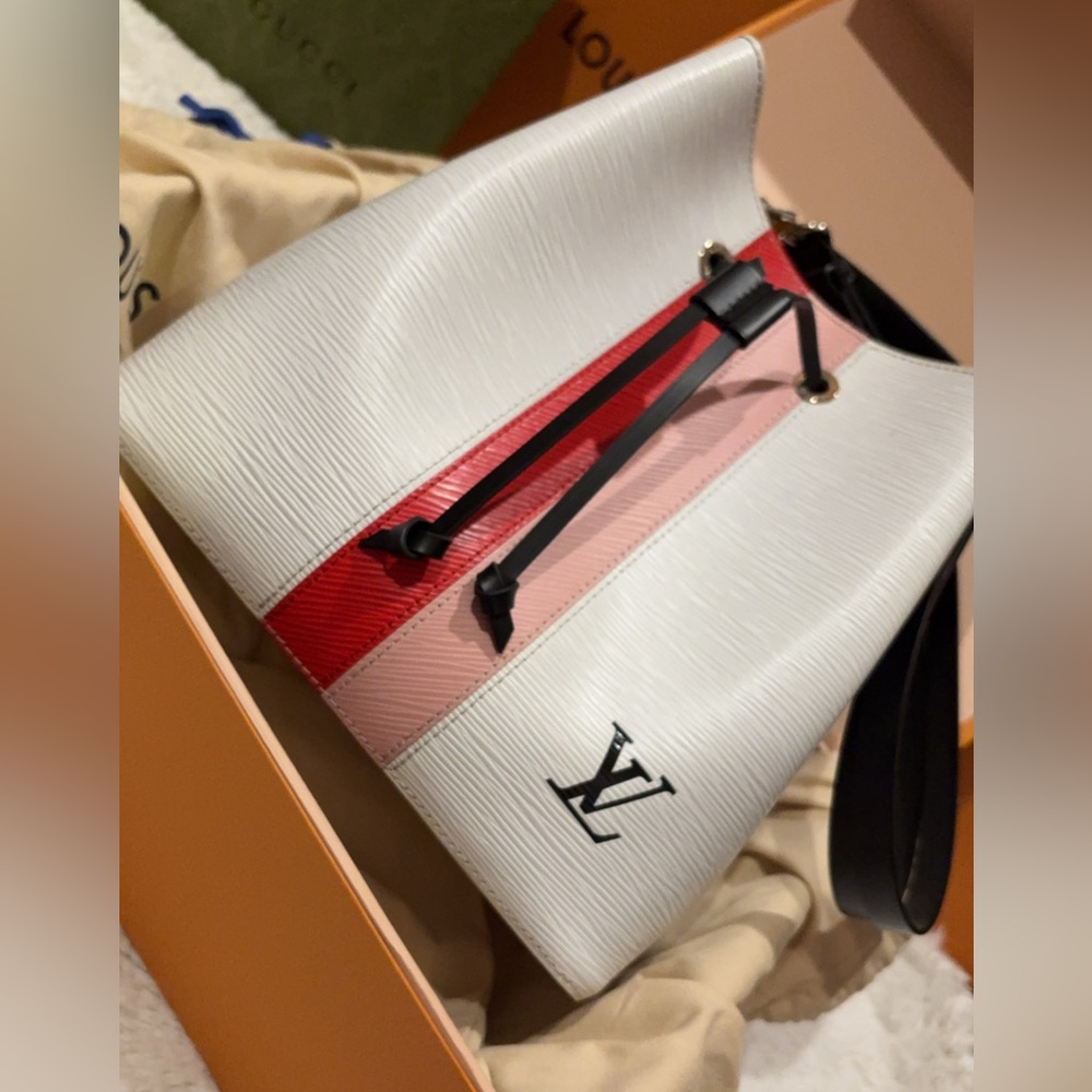 Used Louis Vuitton epic limited edition white red and pink epi
Shoulder bag